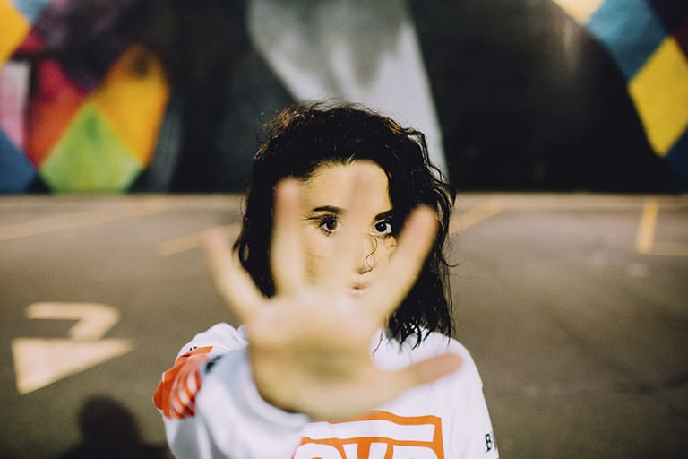 Prävention – junge Frau hält die Hand abwehrend entgegen, Foto: unsplash.com, isaiah-rustad